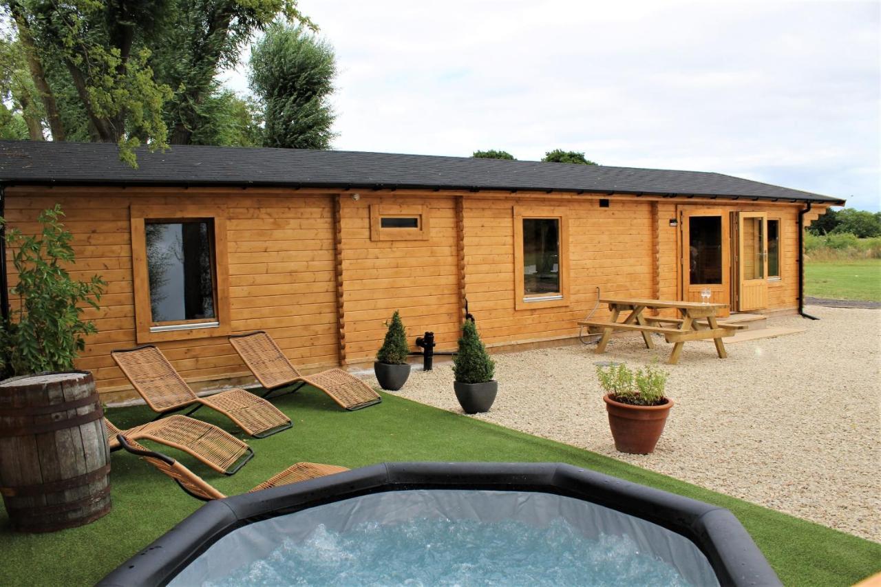 Stunning 5-Bed Cabin In Ashton Under Hill Evesham Bagian luar foto